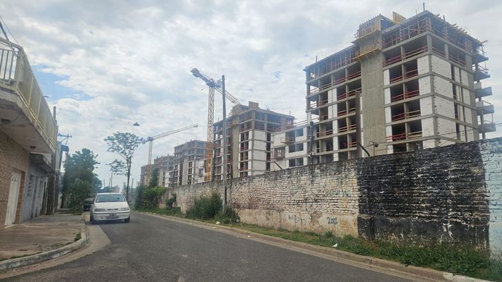 Vista de los nuevos edificios en construcción junto al predio del ex Batallón 121, donde se levanta la villa olímpica para los Juegos Suramericanos 2026 Vista de los nuevos edificios en construcción junto al predio del ex Batallón 121, donde se levanta la villa olímpica para los Juegos Suramericanos 2026