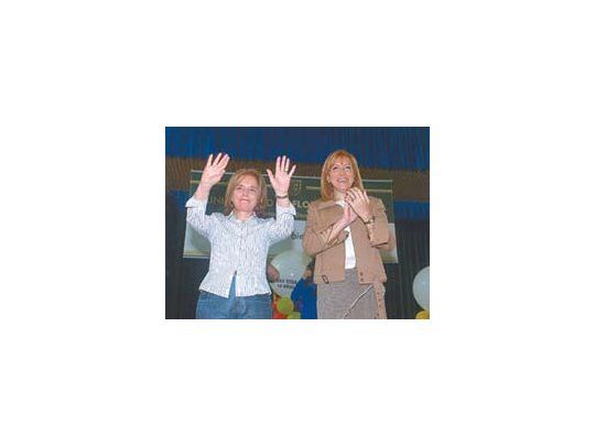 Hilda Chiche Duhalde y Graciela Giannettasio en el acto de ayer en Florencio Varela.