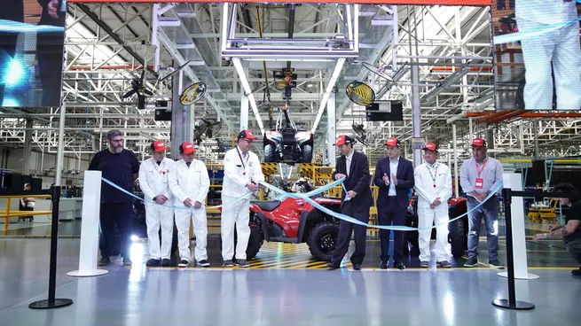El corte de cintas marcó el inicio de la línea de fabricación de los nuevos cuatriciclos en la planta de Honda&nbsp;en Campana. Participaron, entre otros,&nbsp;Yoshitaka Hoshino, embajador de Japón en Argentina; Keiji Inoue, presidente de la filial local, junto a Hiroyuki Yasunaga, vicepresidente de la compañía; y Sebastián Abella, intendente de Campana