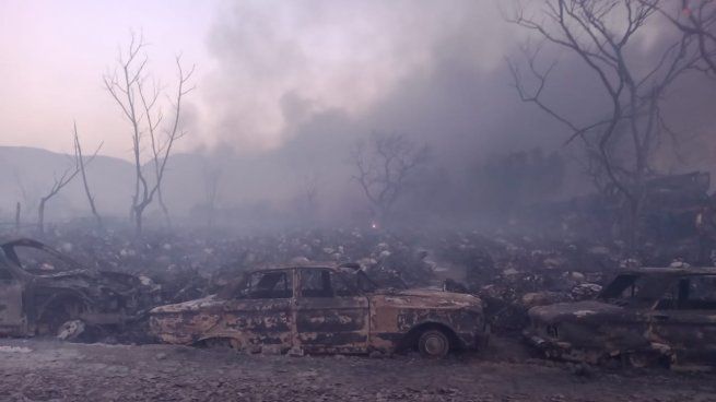 Incendio en la playa San Agustín, donde se depositan los automóviles infractores de tránsito, secuestrados y abandonados.