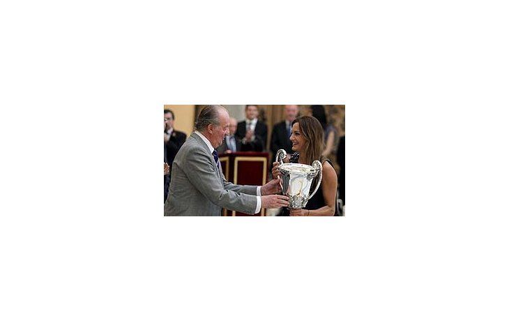 Luciana Aymar recibe el premio en manos del Rey de España.