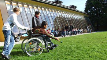 Laeducación inclusiva es un proceso que permite abordar y responder a ladiversidad de las necesidades de todos los estudiantes
