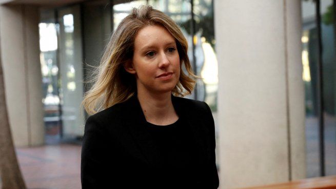 Elizabeth Anne Holmes es una empresaria estadounidense, ​ fundadora y exdirectora ejecutiva de la extinta compañía de servicios en tecnologías de la salud y de laboratorio clínico.