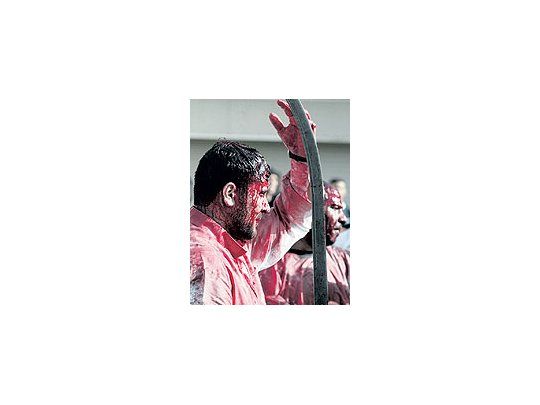 Ashura: Fieles chiitas de Arabia Saudita se provocan cortes en sus cabezas con sables, como parte del ritual anual más importante de esa corriente del islam.