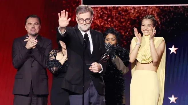 Paul Thomas Anderson junto al elenco de Una batalla tras otra.