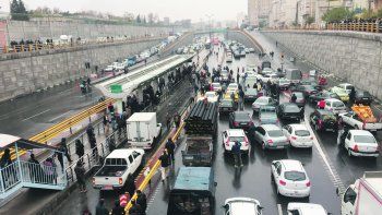 censura. El s&aacute;bado se cortaron calles en Teher&aacute;n en protesta por los aumentos de los combustibles. Desde entonces no hay im&aacute;genes de lo que ocurre debido al cerco informativo que impuso la Rep&uacute;blica Isl&aacute;mica.