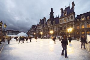 Una pista de hielo en pleno centro es polo de atracción para parisinos y turistas durante los días más fríos.