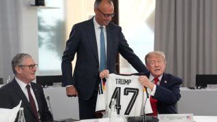 El canciller alemán Friedrich Merz regala una camiseta con el número 47 al presidente estadounidense Donald Trump, ante la mirada de Keir Starmer, en la cumbre del G7 en Francia. El canciller alemán Friedrich Merz regala una camiseta con el número 47 al presidente estadounidense Donald Trump, ante la mirada de Keir Starmer, en la cumbre del G7 en Francia.