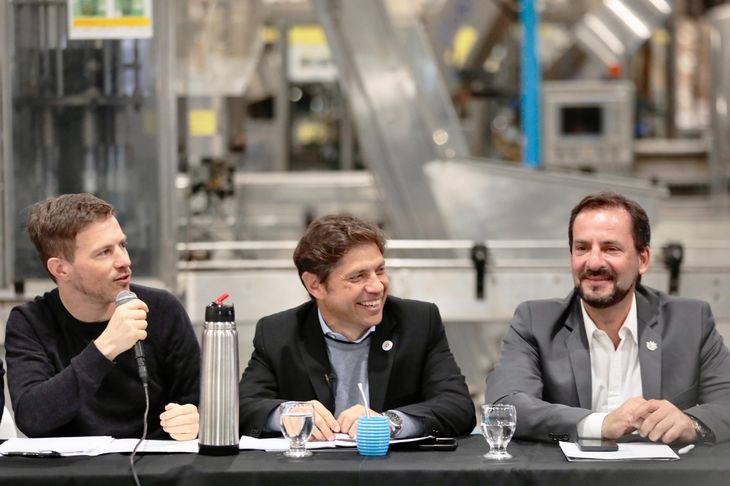 Sujarchuk se asienta a la derecha de Kicillof. Sujarchuk se asienta a la derecha de Kicillof.