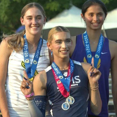 En la prueba de salto, la joven alcanzó 1,70 metros en su primer intento y compartió el primer lugar con otras dos atletas.