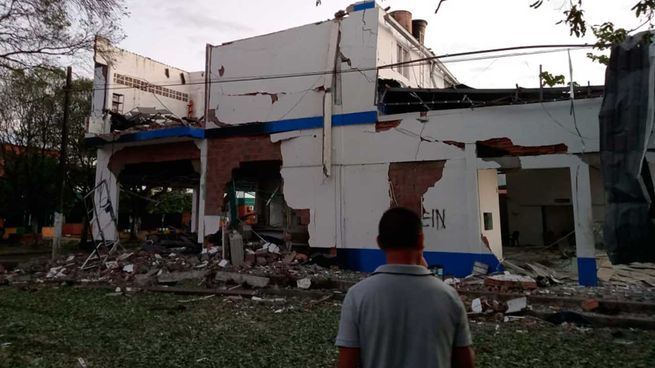 Así quedó un edifico dañado por la explosión del coche bomba en Saraveno.