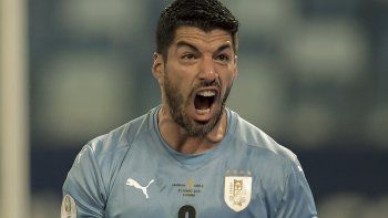 Luis Suárez forzó el error de Arturo Vidal que terminó en el gol en contra de Chile, que decretó el empate de Uruguay.