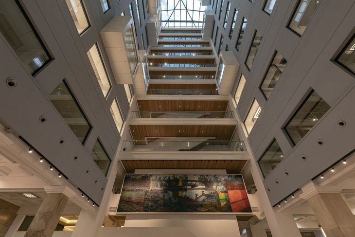 El gran atrio interior conecta los once niveles del edificio e incorpora luz natural a través de una cubierta vidriada de estructura metálica (Foto: Alejandro Wirth y estudio BMA) El gran atrio interior conecta los once niveles del edificio e incorpora luz natural a través de una cubierta vidriada de estructura metálica (Foto: Alejandro Wirth y estudio BMA)