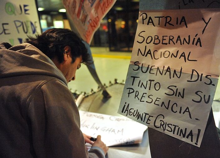 Vigilia militante en la puerta de la Fundación Favaloro (foto 3)