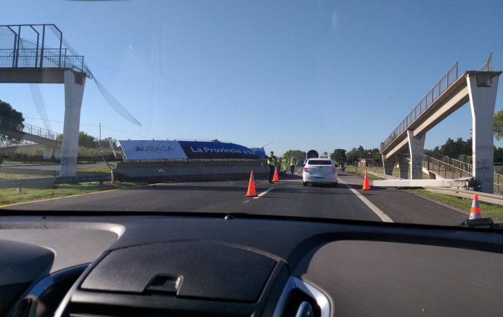 Camión chocó y derrumbó un puente en ruta 2