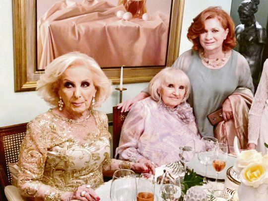 &iacute;ntimo. Teresa Gonz&aacute;lez Fern&aacute;ndez y las Legrand en casa de Mirtha, durante el festejo &ldquo;casi&rdquo; familiar por el cumplea&ntilde;os de las hermanas.