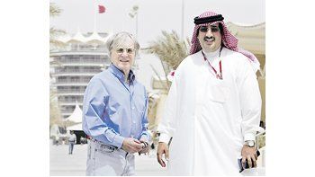 El patrón de la Fórmula 1, Bernie Ecclestone, es recibido por el jefe del circuito Internacional de Bahréin.