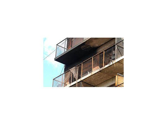 El edificio incendiado en el barrio de Belgrano.