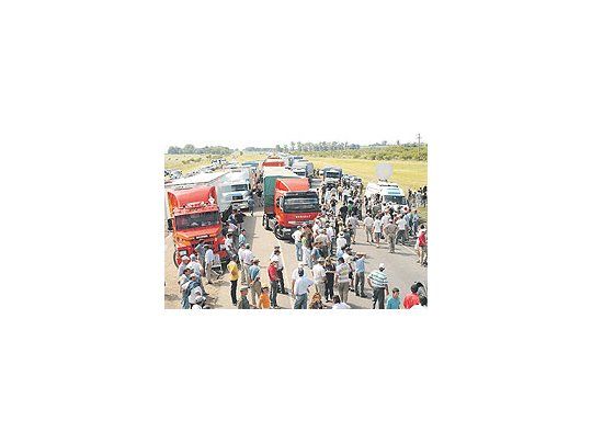Los productores ratificaron anoche el corte de la Ruta 14 en Gualeguaychú. Lo mismo decidieron en Ceibas y San Pedro. Sólo un acuerdo con el gobierno hoy podría destrabarlos.