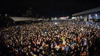 vamos a volver, cotillon k y paraguas, postales de una multitud dentro y fuera de la rural