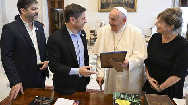 El papa Francisco recibió en el Vaticano al gobernador de la provincia de Buenos Aires, Axel Kicillof.