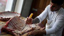 La carne tiene un camino para recorrer pero no le será fácil, porque la recuperación del salario parece muy lejana en un contexto de ajuste y motosierra.&nbsp;