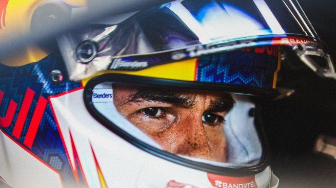 Ni el casco puede ocultar el rostro de disgusto de Checo Pérez tras otra pobre labor con su Red Bul, en la Fórnmua 1,.