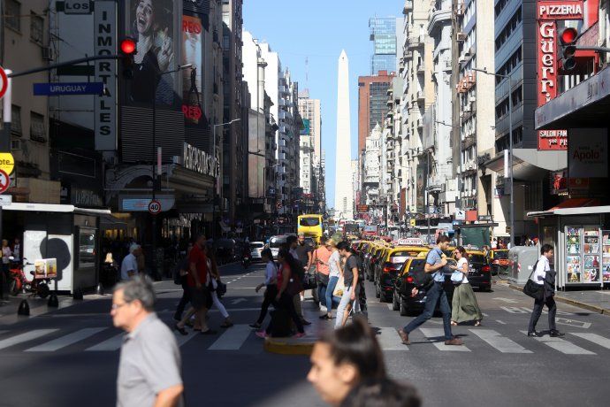 La Avenida Corrientes desde Callao hasta Libertad cambió su fisonomía. Después de las 19 horas dos de sus carriles se hacen peatonal hasta las 2 de la mañana.