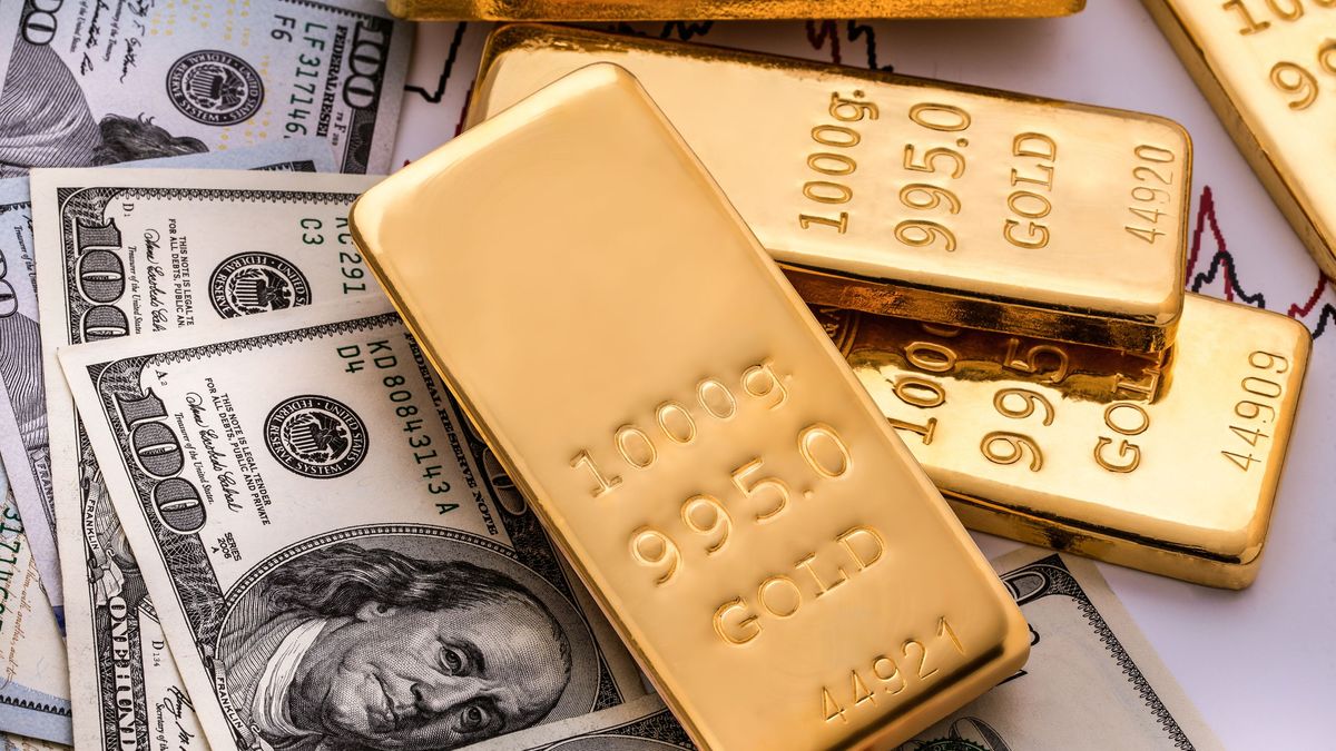 Global dollar trades at one-week lows as gold hits record high