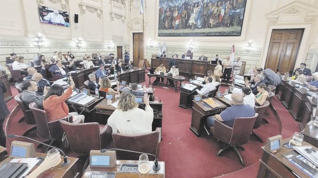 agenda. En el caso de Santa Fe, la Cámara de Diputados aprobó sobre el final del pasado jueves el proyecto de Presupuesto y la ley impositiva enviados por el peronista Omar Perotti. Mañana, el Senado los convertiría en ley.