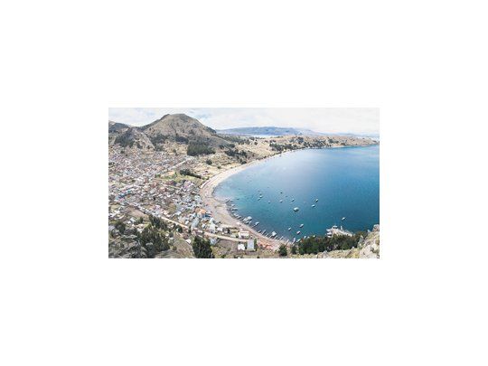 Vista panorámica de Copacabana desde el cerro Calvario. La Isla del Sol y el sendero que conduce de norte a sur. El extremo norte de la Isla del Sol, donde es habitual ver a los habitantes locales paseando sus rebaños.