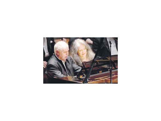 Por primera vez en varias décadas, Daniel Barenboim y Martha Argerich brindaron un concierto a cuatro manos con obras de Mozart, Schubert y Stravinsky, en la mítica sala de la Filarmónica de Berlín que el público ovacionó de pie.