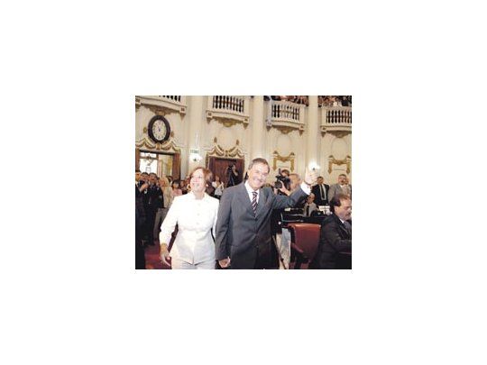 El mandatario Juan Schiaretti -acompañado por su esposa, Alejandra Vigo- aprovechó la asamblea legislativa para insistir en que «siempre defenderá» los intereses del campo.