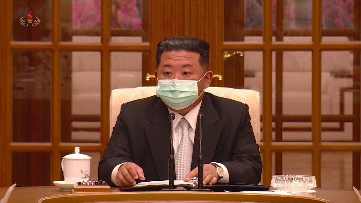 North Korea announces its first death from Covid-19 and decrees a national confinement