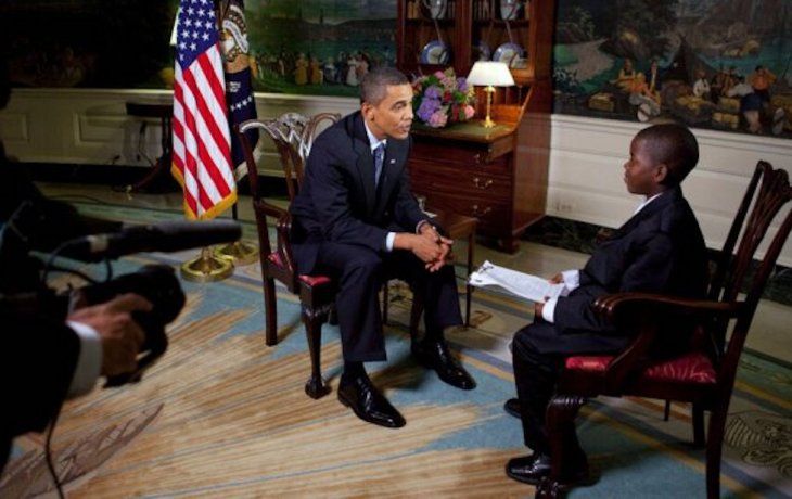 Damon Weaver entrevistando a Barack Obama.