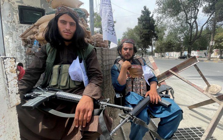 RETÉN. Combatientes talibanes montan guardia en las afueras de Kabul. Recorren casa por casa para que los hombres temerosos del nuevo orden salgan a trabajar.