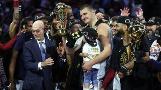 Imparable. Nikola Jokic comenzó la defensa del título con un triple doble para Denver Nuggets.&nbsp;