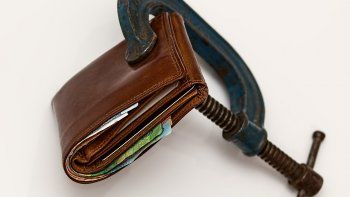 Los salarios públicos cayeron 17% real en el Gobierno de Milei.