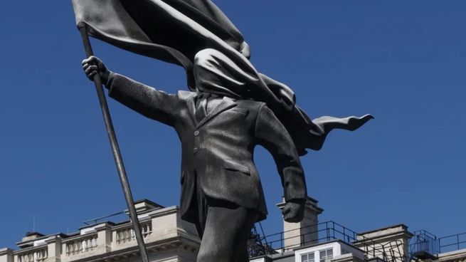 El Ayuntamiento de Westminster decidió cercar preventivamente la escultura de Bansky.