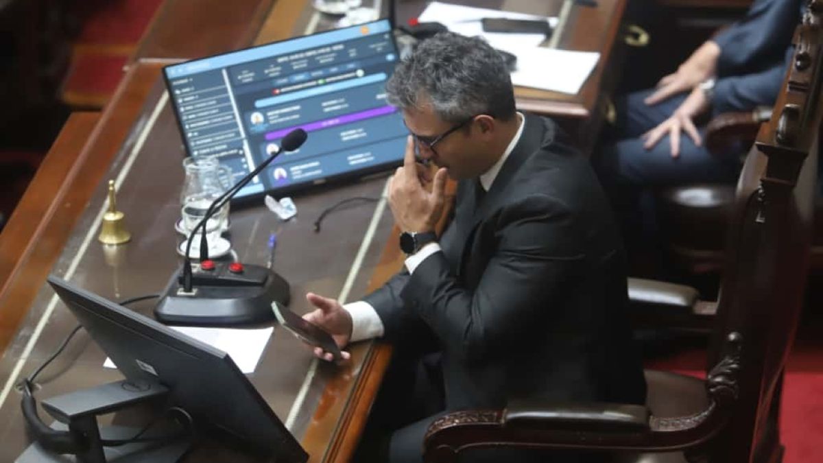 Con una maniobra, Martn Menem levant intempestivamente la sesin en Diputados cuando avanzaba la agenda opositora