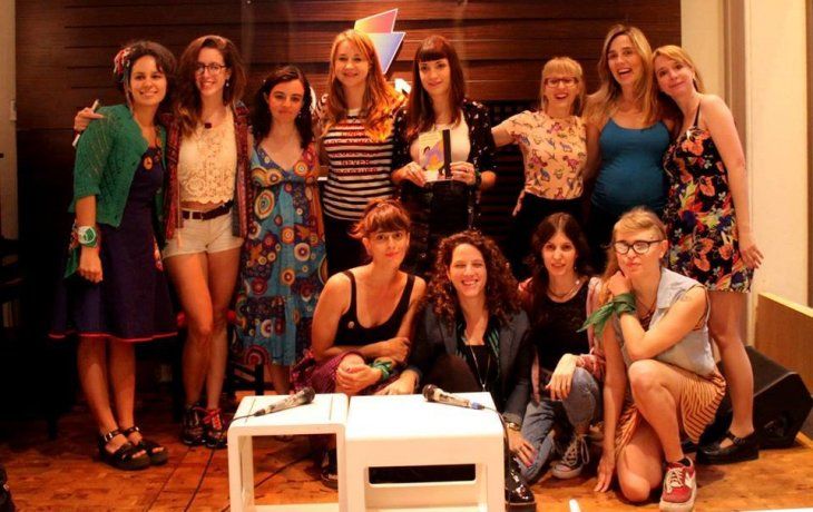 La mayoría de las poetas que aportaron sus versos a Otros colores para nosotras, junto a las compiladoras, en la presentación del libro.