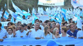 Arenga. “Nadie en la República Argentina sabe lo que nos costó recuperar la paz y terminar con la violencia y la&nbsp; corrupción”, dijo Morales, quien encabezó la marcha flanqueado por su esposa, Tulia Snopek, y el intendente Jorge.