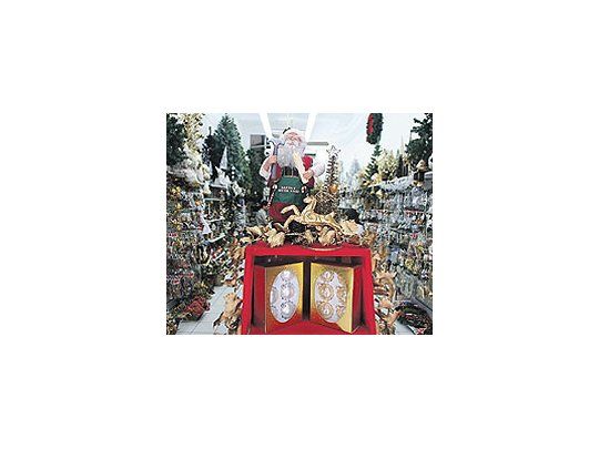 En las casas dedicadas a artículos navideños todavía no seve movimiento.