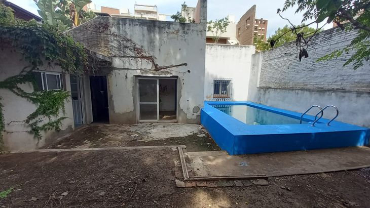 Estado original con deterioro en muros, humedad visible y pileta sin integrar al conjunto; una base típica en propiedades a reciclar. El después en la imagen siguiente Estado original con deterioro en muros, humedad visible y pileta sin integrar al conjunto; una base típica en propiedades a reciclar. El después en la imagen siguiente