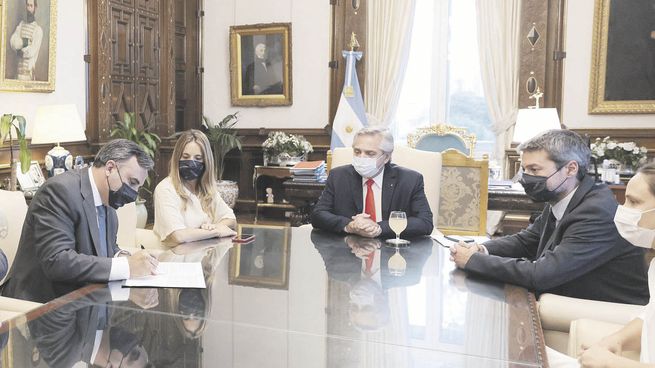 Acuerdo. Alberto Fernández y Matías Lammens recibieron a las cámaras de turismo en la Rosada. El Ministerio de Turismo y Deportes será el encargado de supervisar el cumplimiento de los rangos tarifarios de manera semanal.