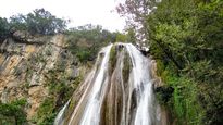 La cascada cerca de Monterrey muy atractiva.