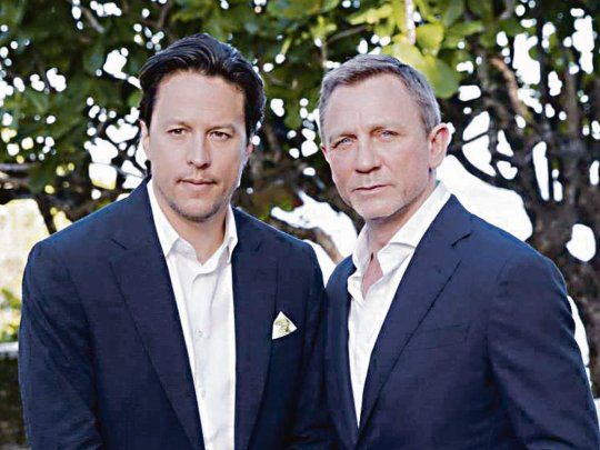 007 en jamaica. El director Cary Fukunaga (izq.) y Daniel Craig, que interpretará por quinta y última vez al agente secreto de Ian Fleming.