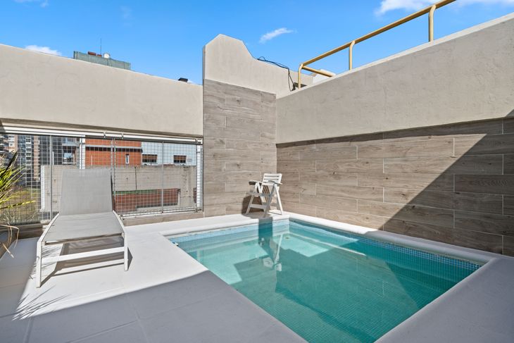 La terraza superior incluye una pileta privada con solarium, un diferencial poco común en propiedades en altura en Belgrano La terraza superior incluye una pileta privada con solarium, un diferencial poco común en propiedades en altura en Belgrano