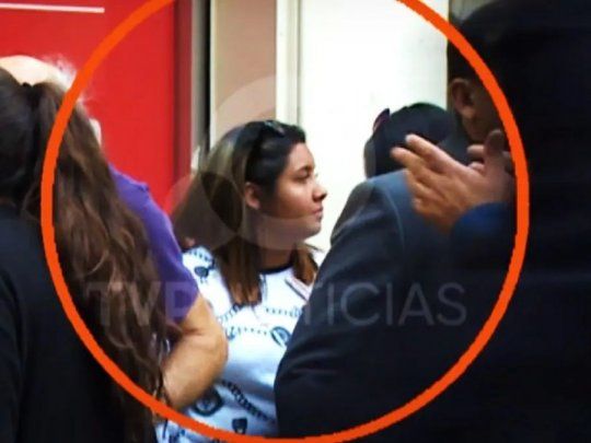 La imagen de la TV Pública mediante la cual aseguran que Agustina Díaz estuvo en las inmediaciones del domicilio de Cristina Kirchner.&nbsp;