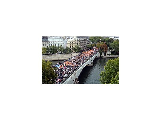 Miles de personas protestaron en distintas ciudades del país galo en contra de la ley que pretende subir la edad jubilatoria